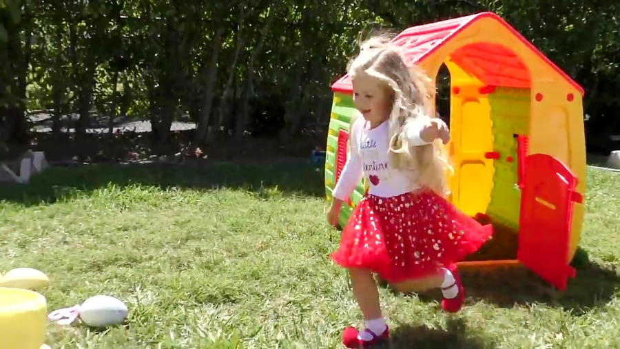 دیانا و اسباب بازی ها - بازی دیانا در مزرعه با مرغ و خروس ها